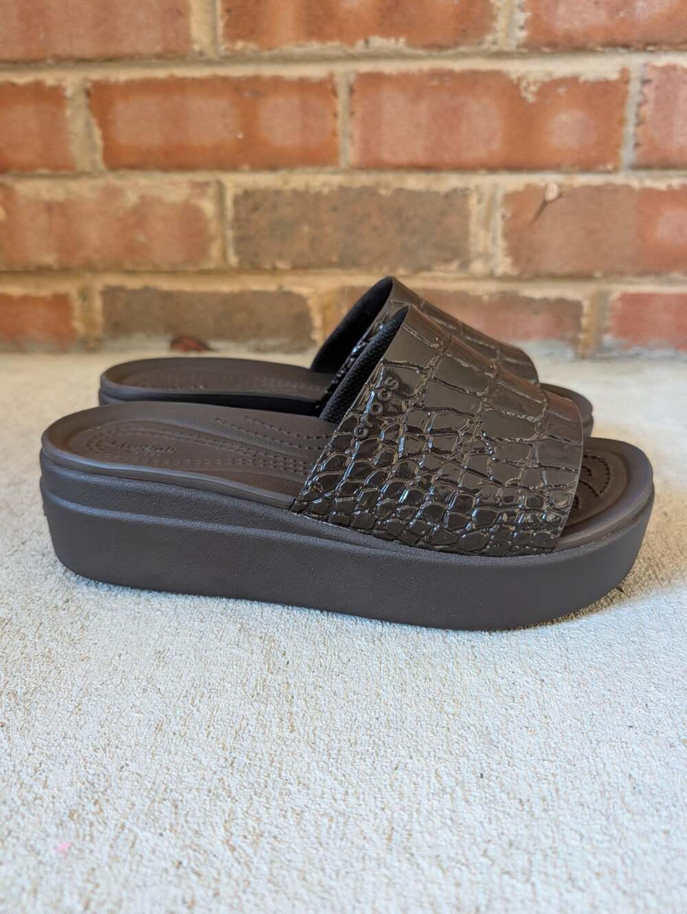 Crocs Espresso Brown Brooklyn Croco Shine Slide Slip On Sandals Size 7 Comfort